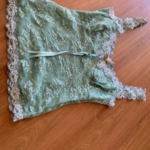 Cute lace top bring it to your closet 😍